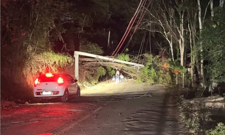 Poste quebra ao meio e interdita via no Monte Serrat
